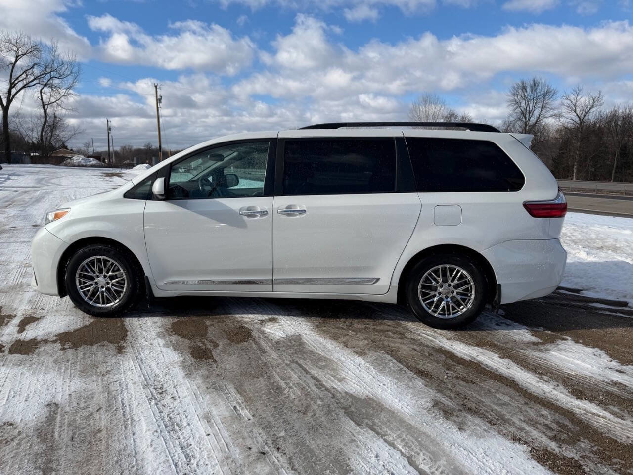 Used 2018 Toyota Sienna XLE Premium w/ Protection Package image 6