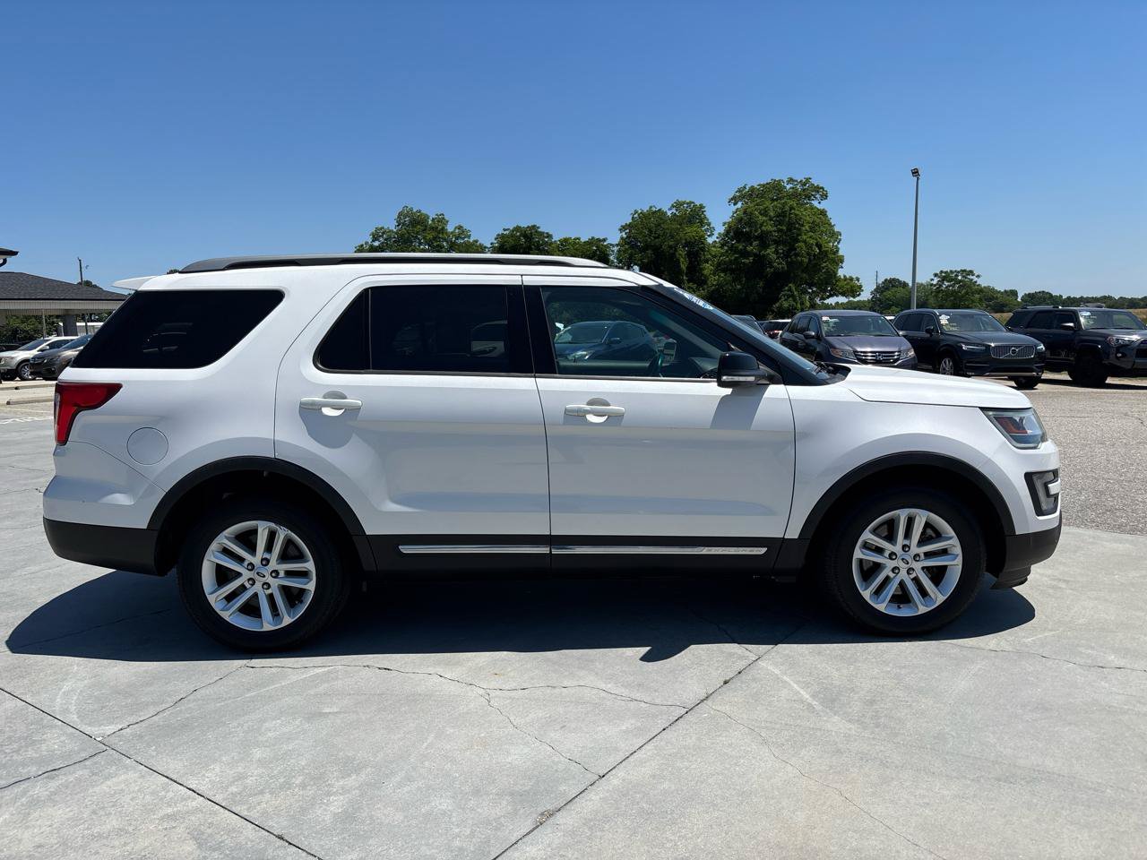 Used 2016 Ford Explorer XLT w/ Equipment Group 202A FWD image 3