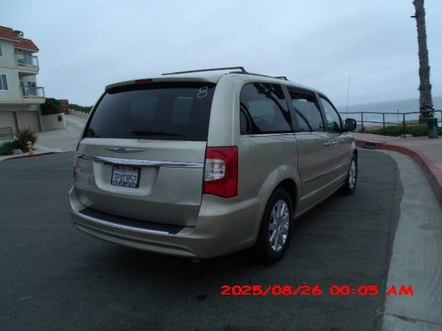Used 2014 Chrysler Town & Country Touring image 6