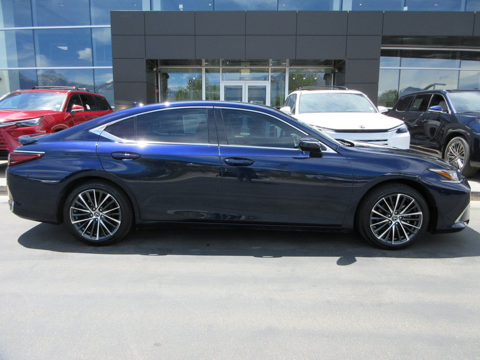 Used 2025 Lexus ES 300h w/ Premium Package FWD image 11