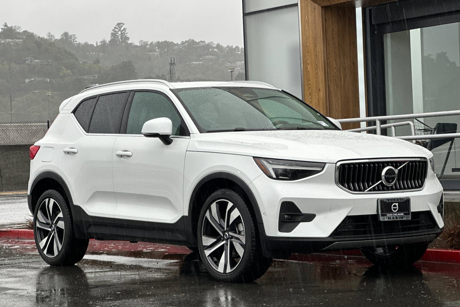 Used 2023 Volvo XC40 B5 Ultimate w/ Protection Package Premier image 9