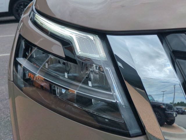 Used 2023 Nissan Pathfinder Platinum w/ Lighting Package (N93) AWD/4WD image 10
