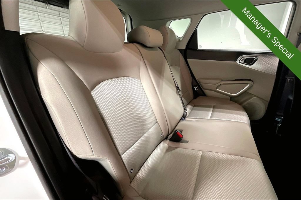 Used 2025 Kia Soul LX w/ LX Technology Package FWD image 32