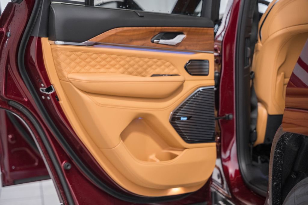 New 2025 Jeep Grand Cherokee Summit image 39