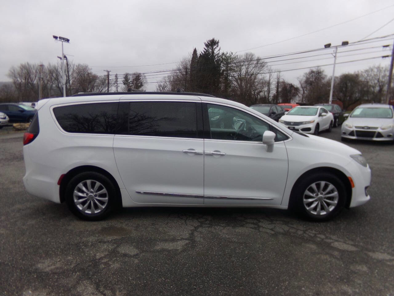Used 2017 Chrysler Pacifica Touring-L image 6