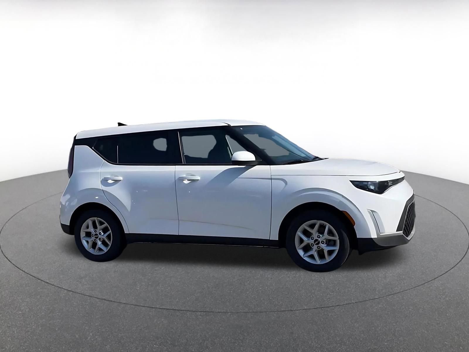 Used 2025 Kia Soul LX w/ LX Technology Package FWD image 2