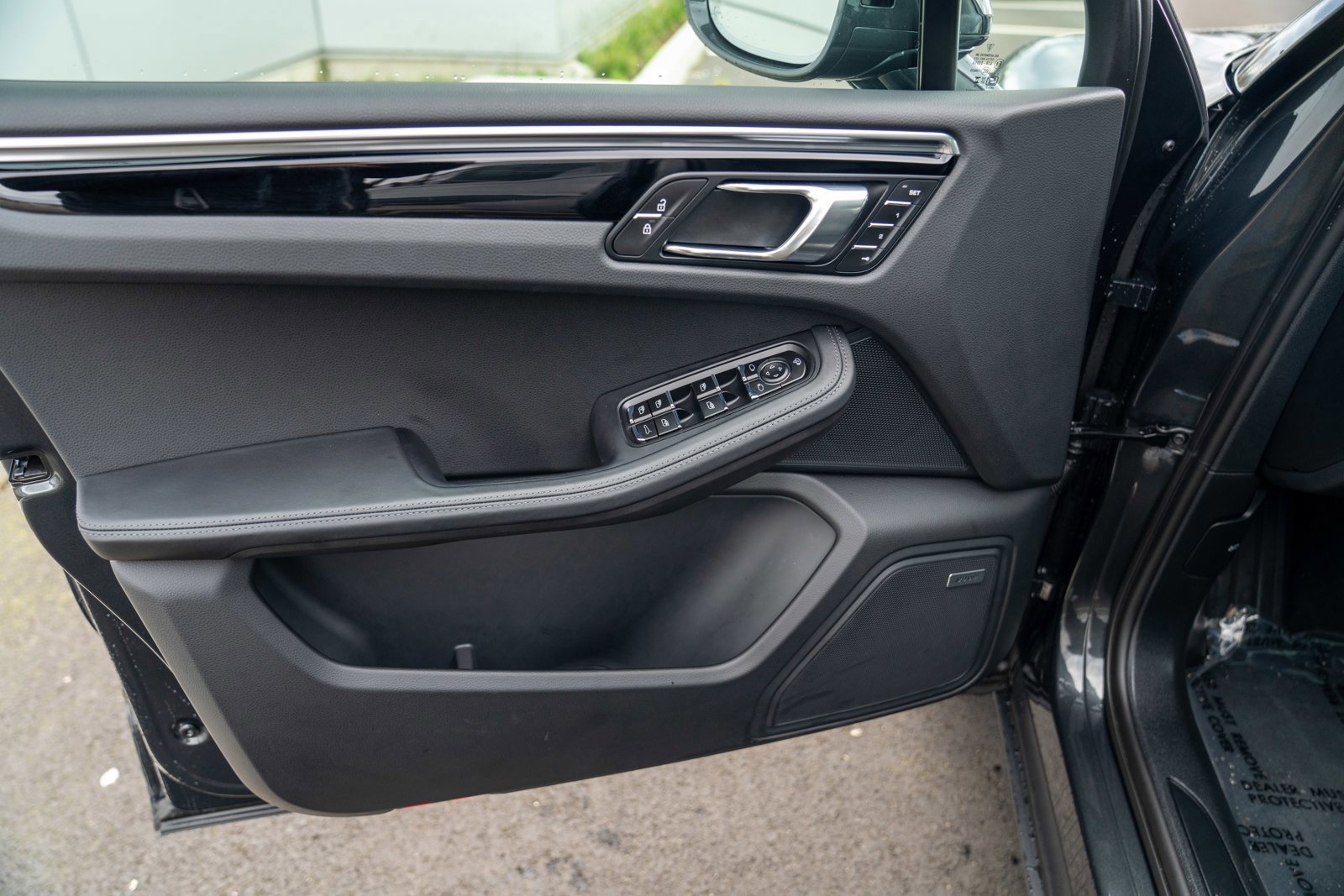 Certified 2025 Porsche Macan image 10