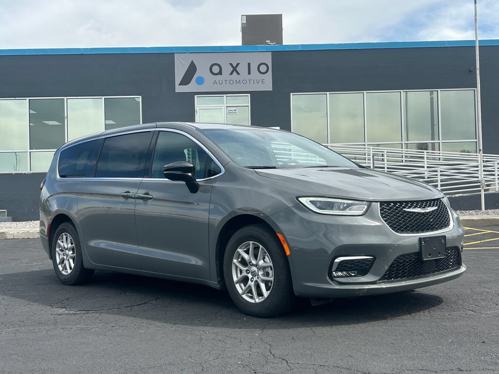 Used 2025 Chrysler Pacifica Select