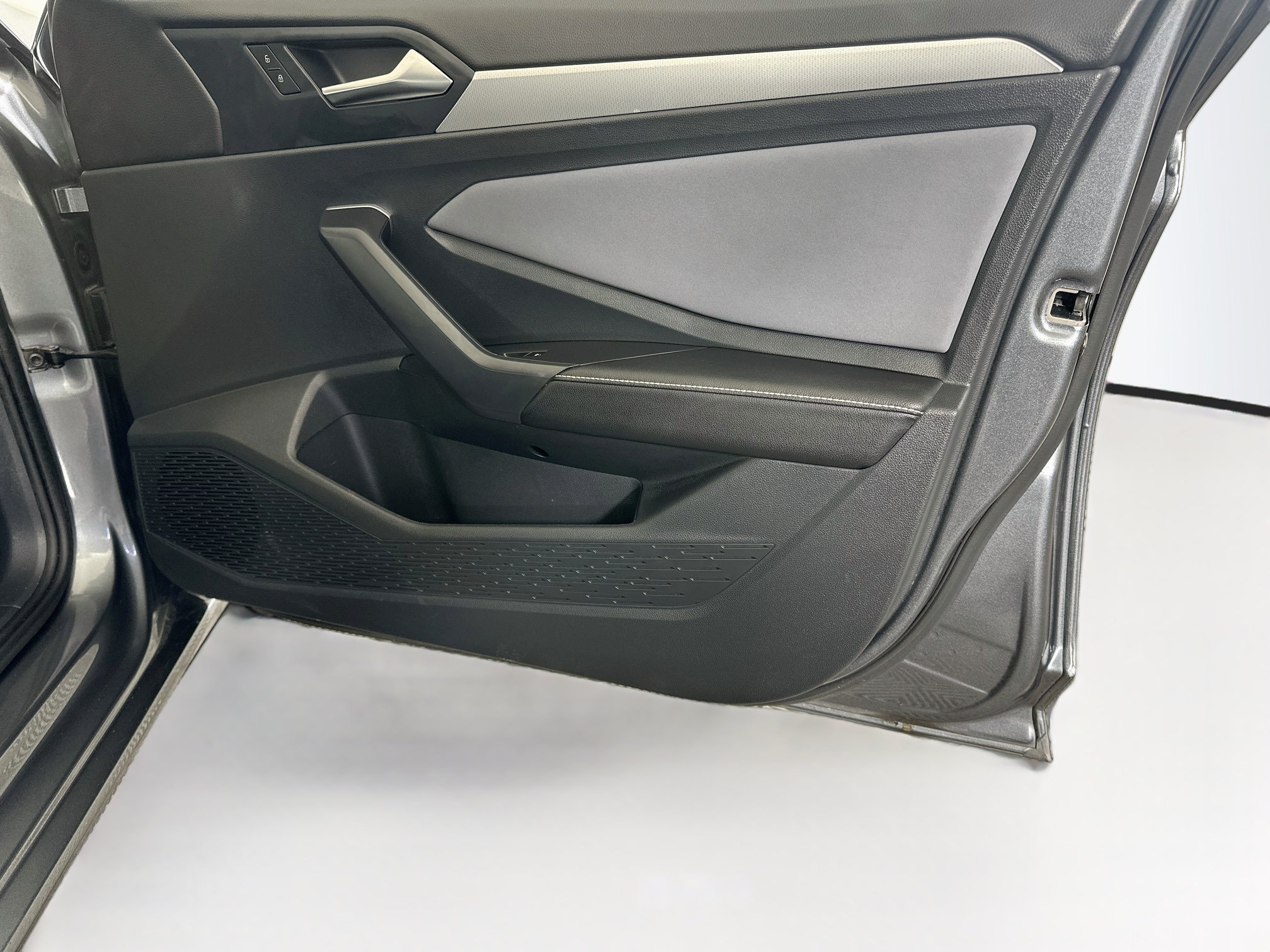 Used 2025 Volkswagen Jetta SE FWD image 31