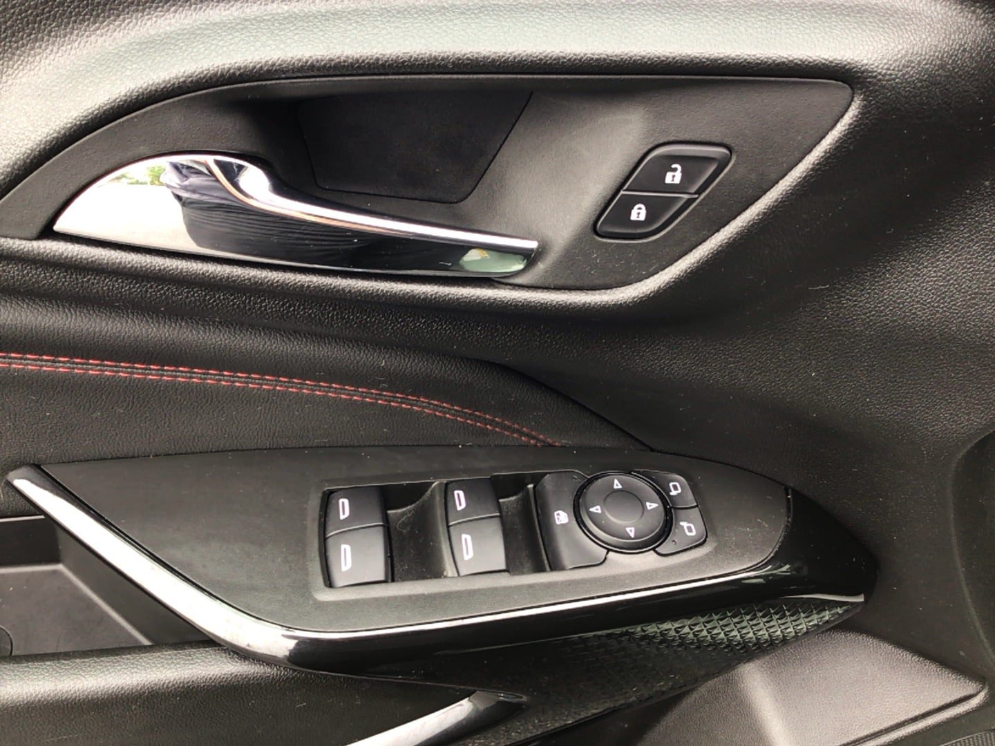 Used 2024 Chevrolet Trax RS w/ Sunroof Package FWD image 10