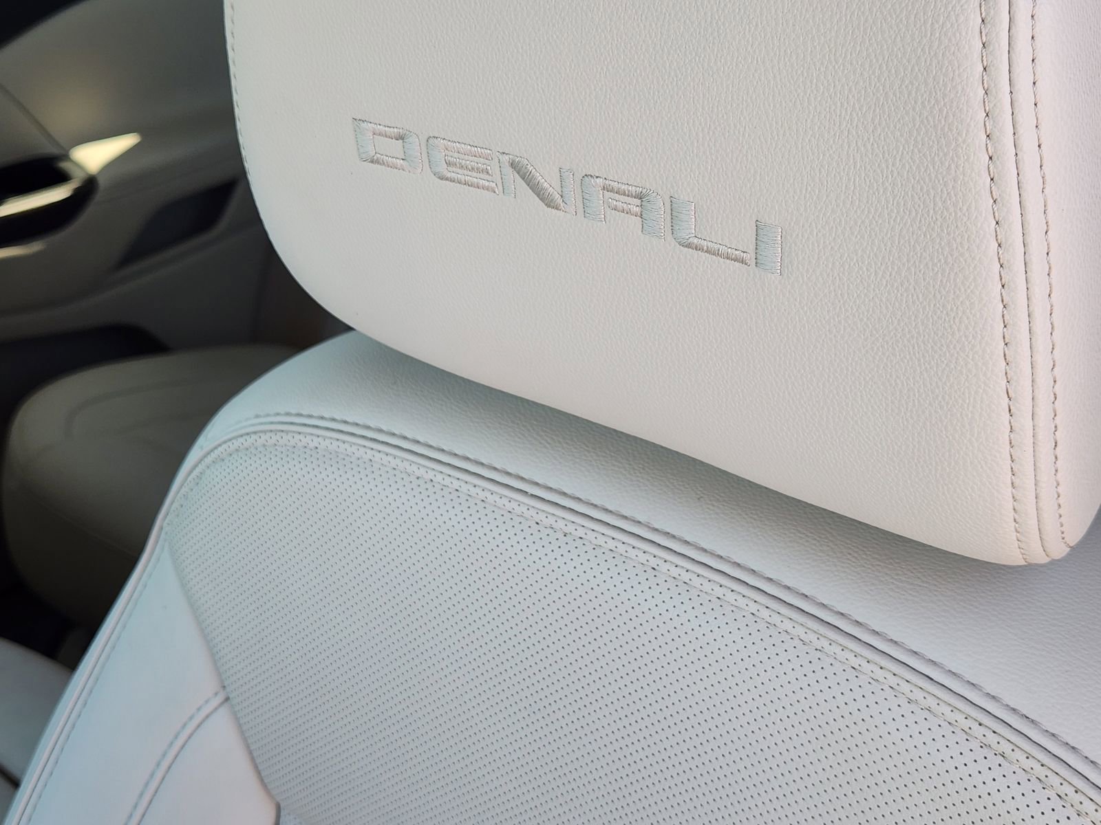 Used 2022 GMC Acadia Denali w/ Denali Technology Package image 18