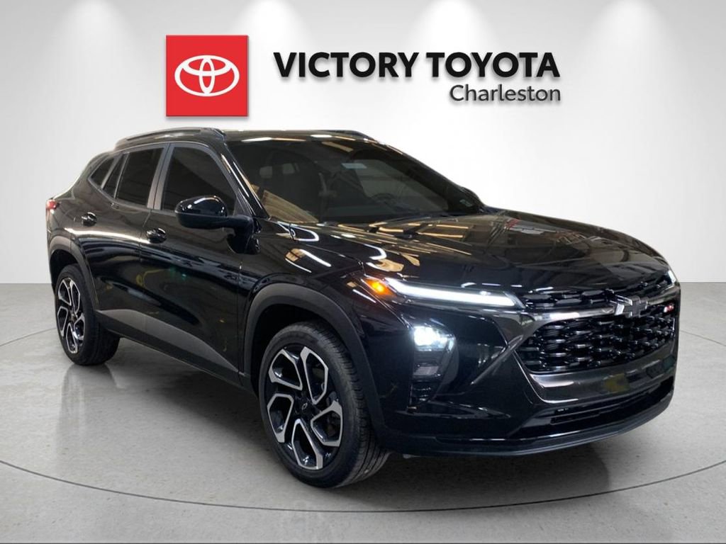 Used 2025 Chevrolet Trax RS w/ Sunroof Package image 5