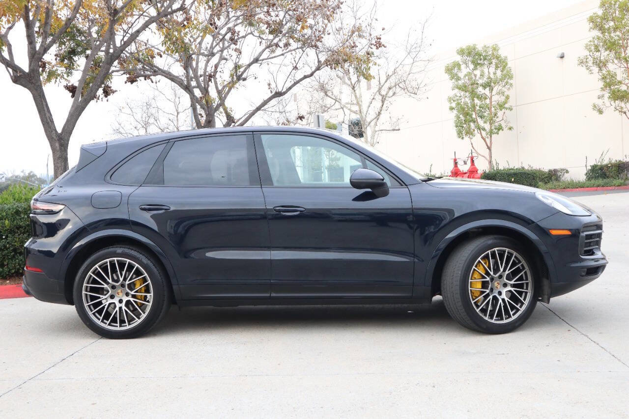 Used 2023 Porsche Cayenne Platinum Edition image 17