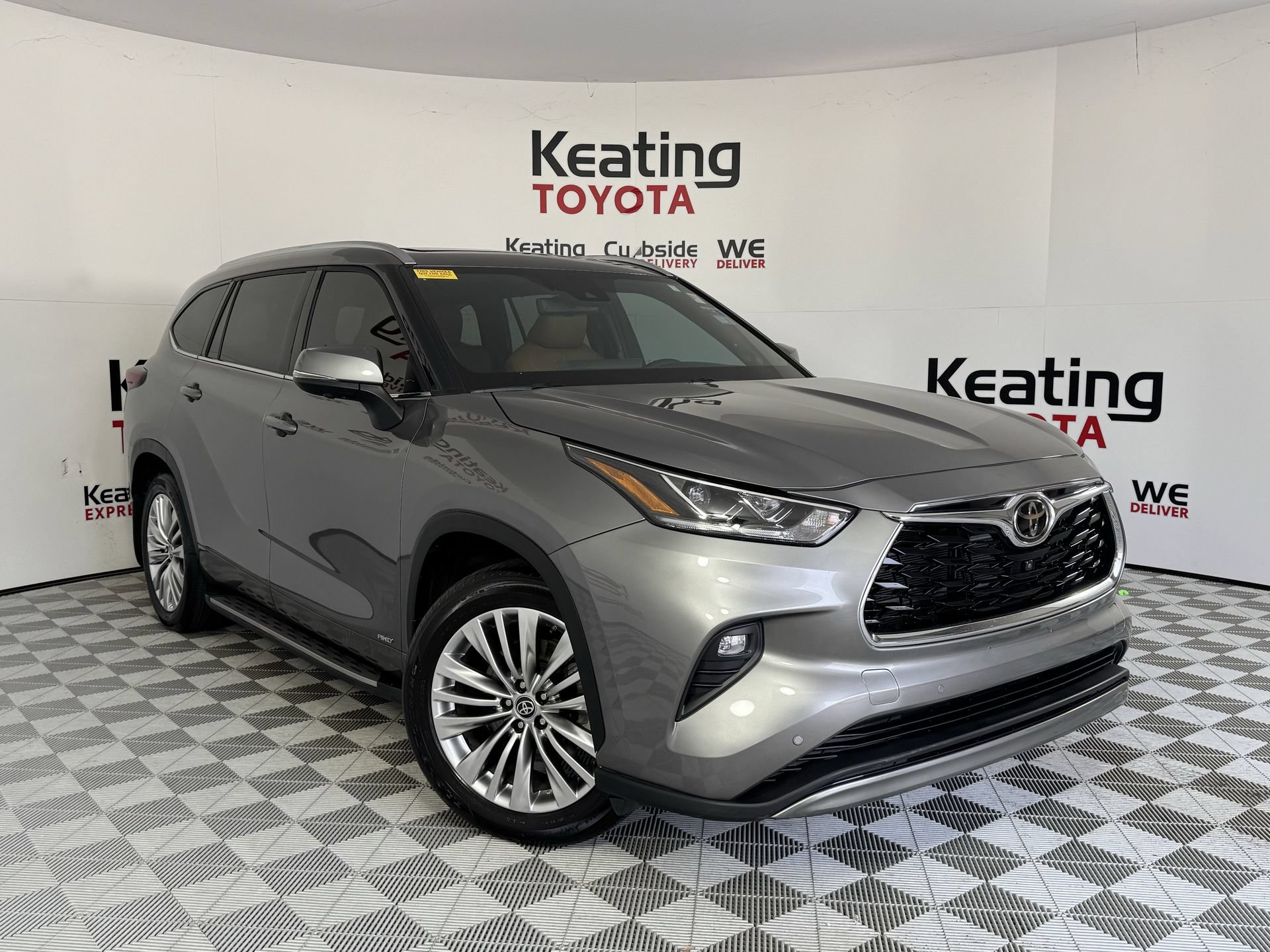 Certified 2025 Toyota Highlander Platinum AWD/4WD image 3