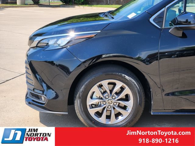 Used 2026 Toyota Sienna XLE FWD image 8