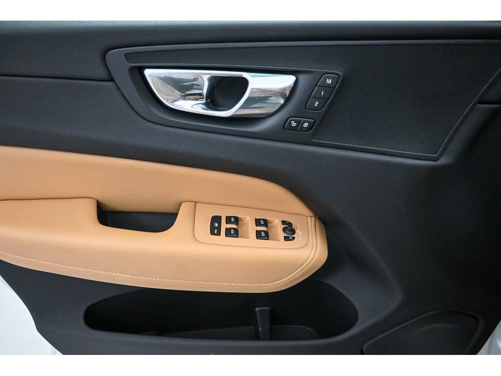 Used 2018 Volvo XC60 T6 Momentum w/ Vision Package image 8