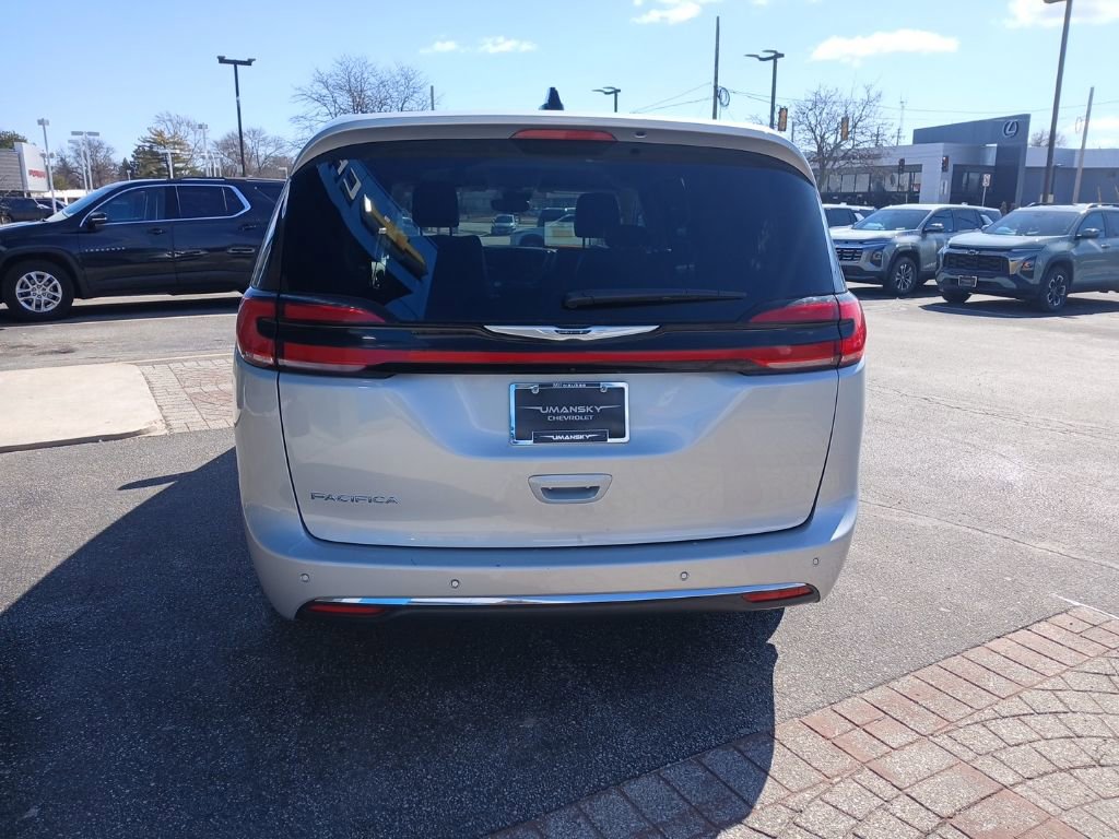 Used 2024 Chrysler Pacifica Touring-L image 7