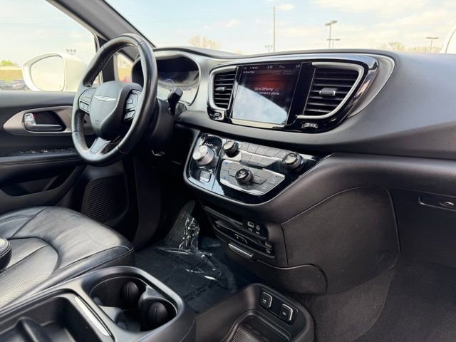 Used 2020 Chrysler Pacifica Touring-L w/ Advanced Safetytec Group image 10