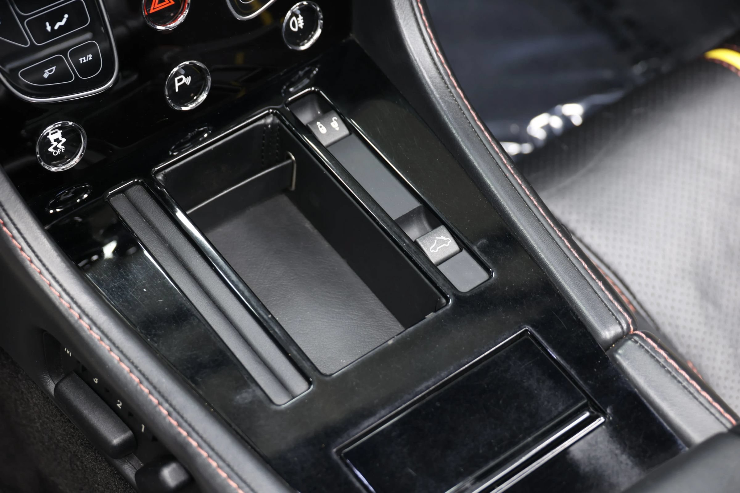 Used 2016 Aston Martin V8 Vantage GT RWD image 38