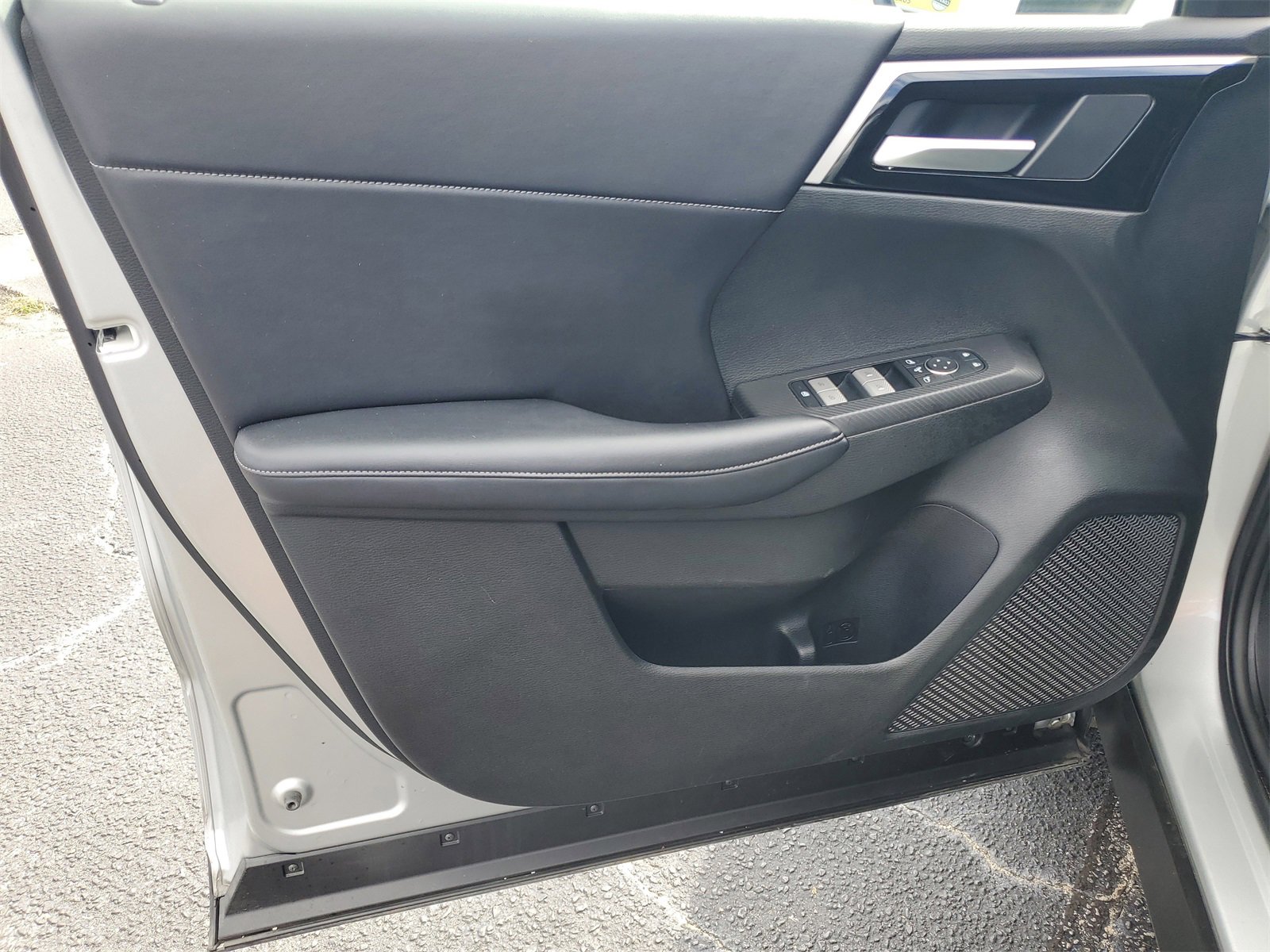 Used 2024 Mitsubishi Outlander SE image 8