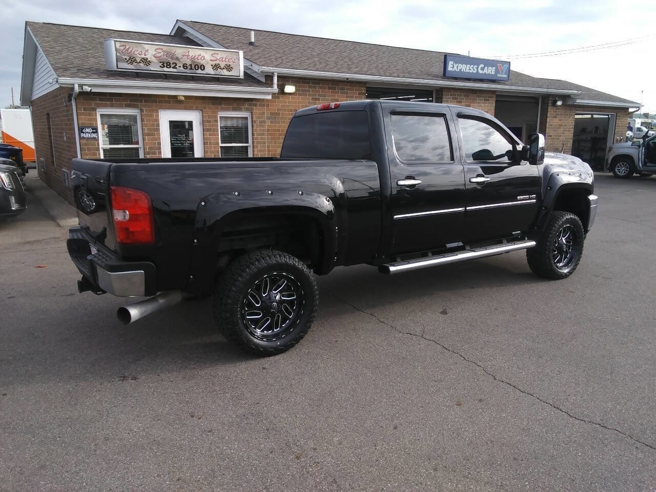 Used 2014 Chevrolet Silverado 2500 LT w/ Custom Sport Truck Package image 5