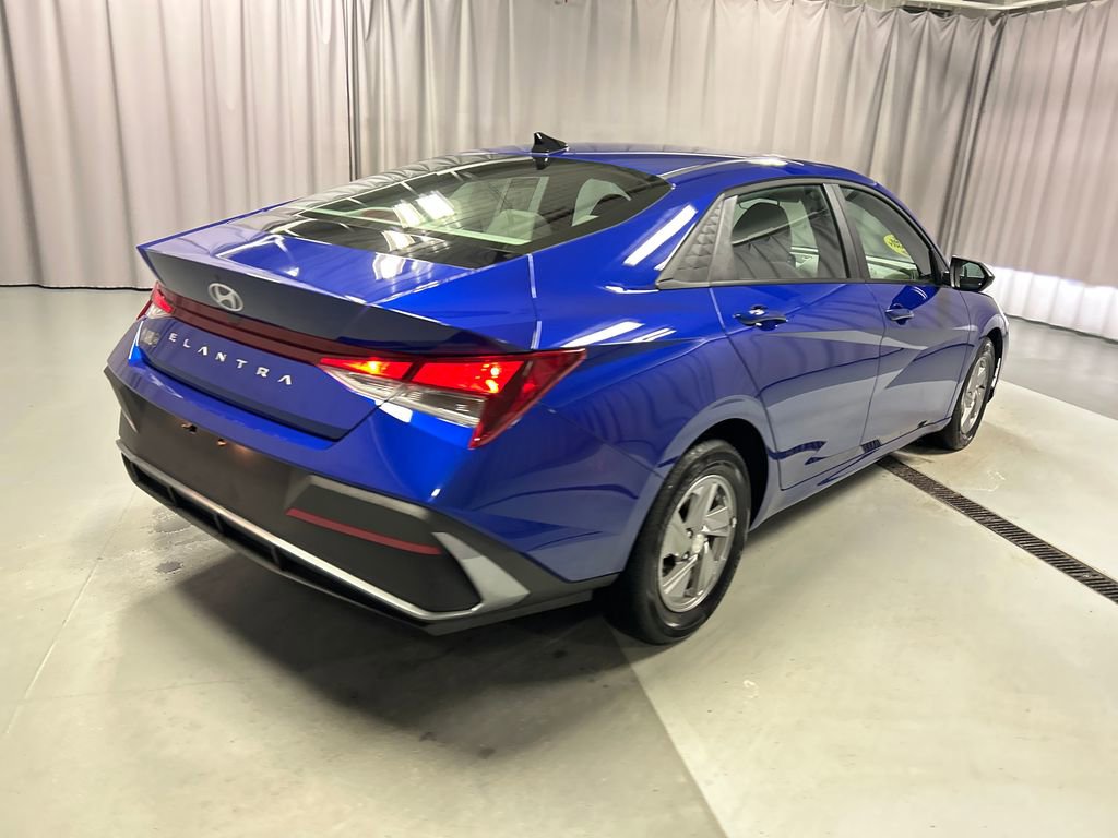 Used 2025 Hyundai Elantra SE image 7