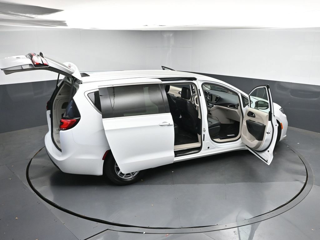 Used 2023 Chrysler Pacifica Touring-L image 46