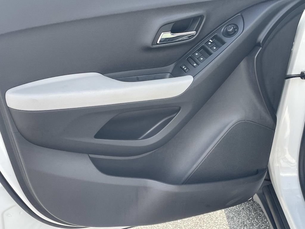 Used 2017 Chevrolet Trax LS FWD image 14