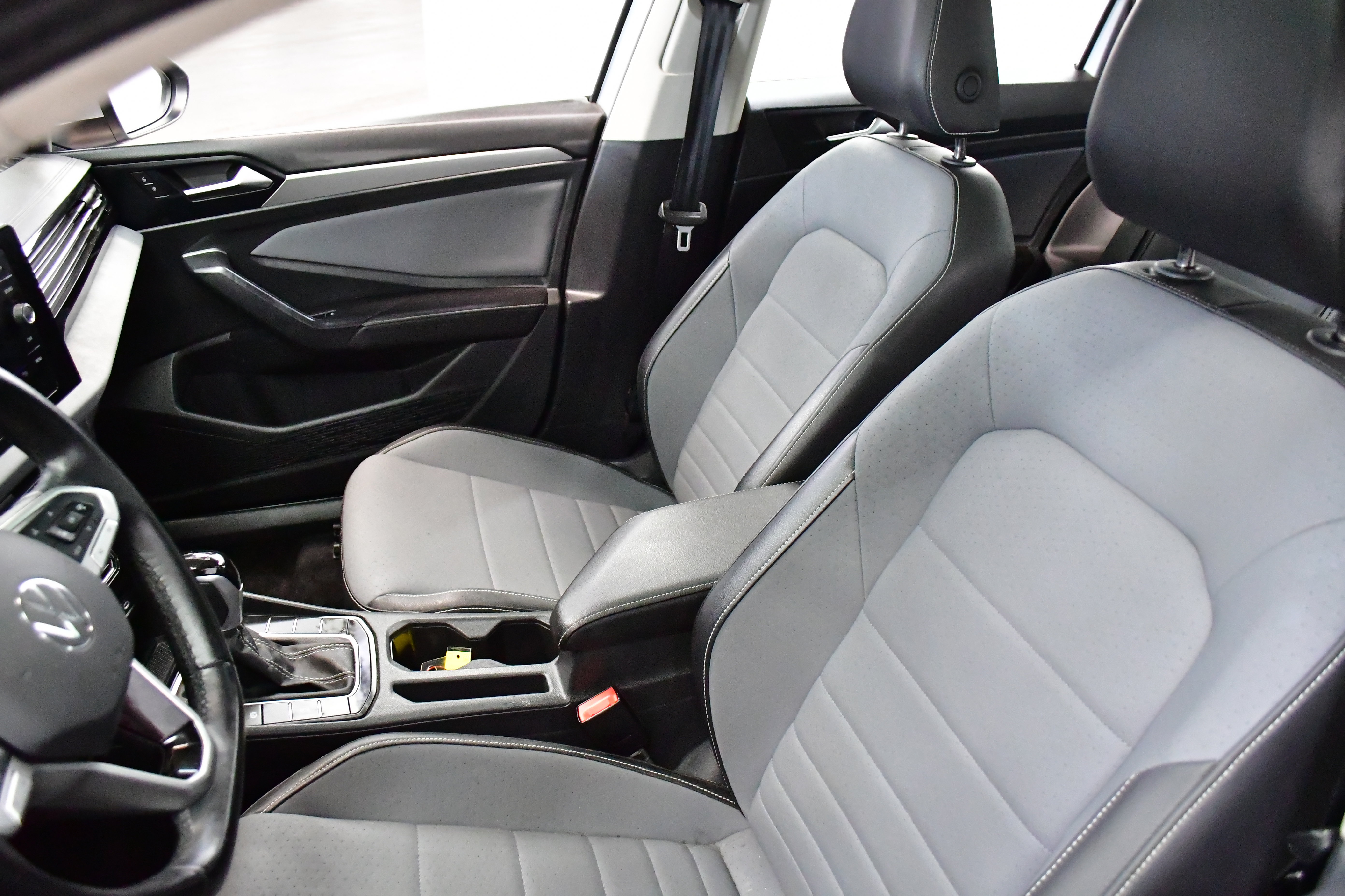 Used 2025 Volkswagen Jetta SE FWD image 9