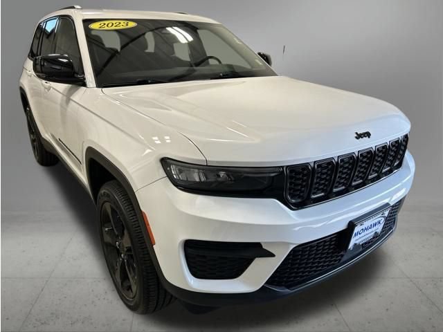 Used 2023 Jeep Grand Cherokee Altitude AWD/4WD image 8