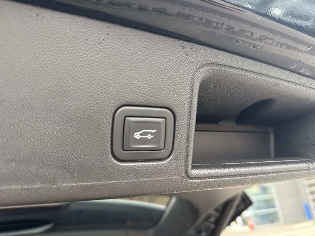 Used 2024 GMC Terrain SLT w/ Infotainment Package II image 8