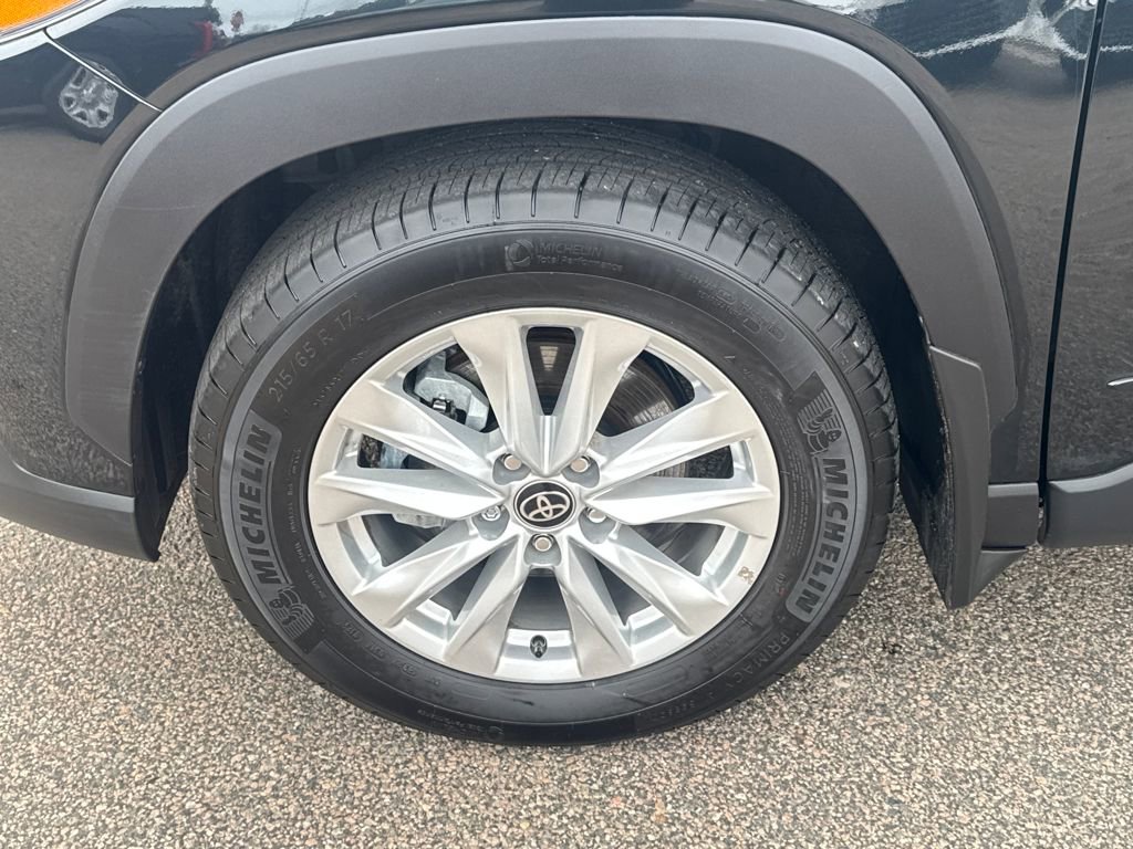 Used 2025 Toyota Corolla Cross LE w/ Moonroof Package image 37