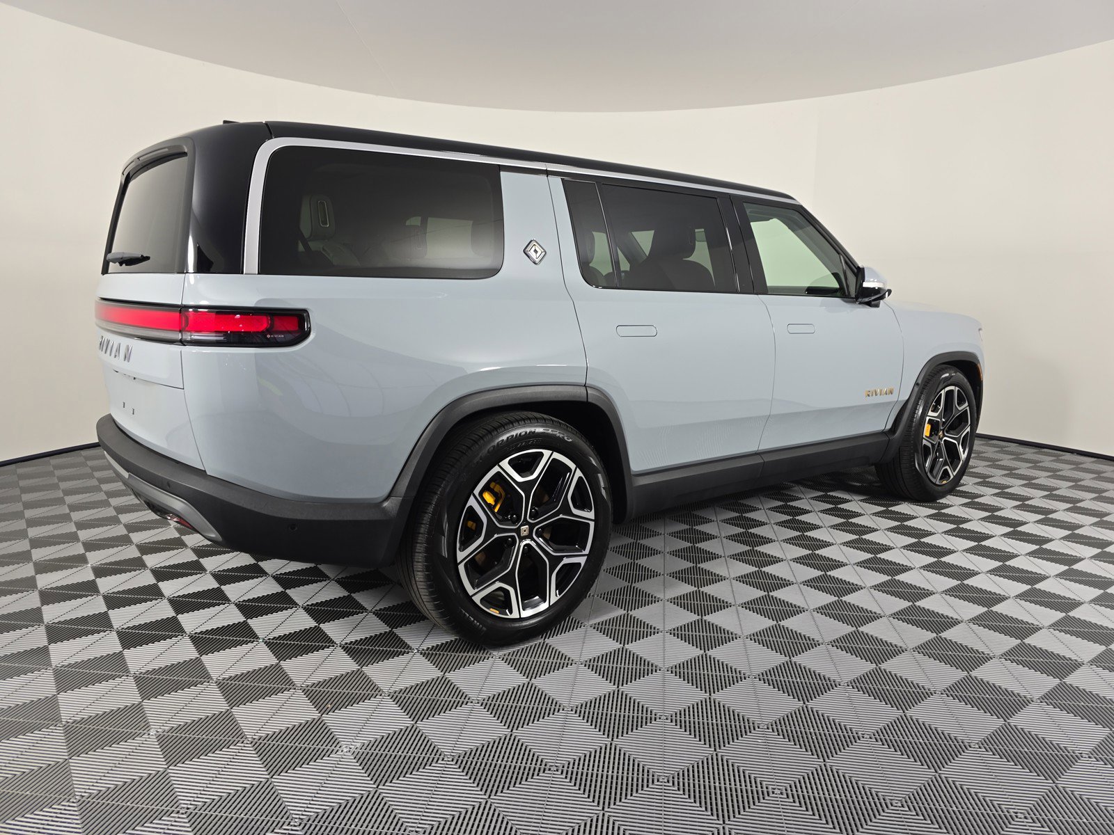Used 2023 Rivian R1S Adventure AWD/4WD image 5