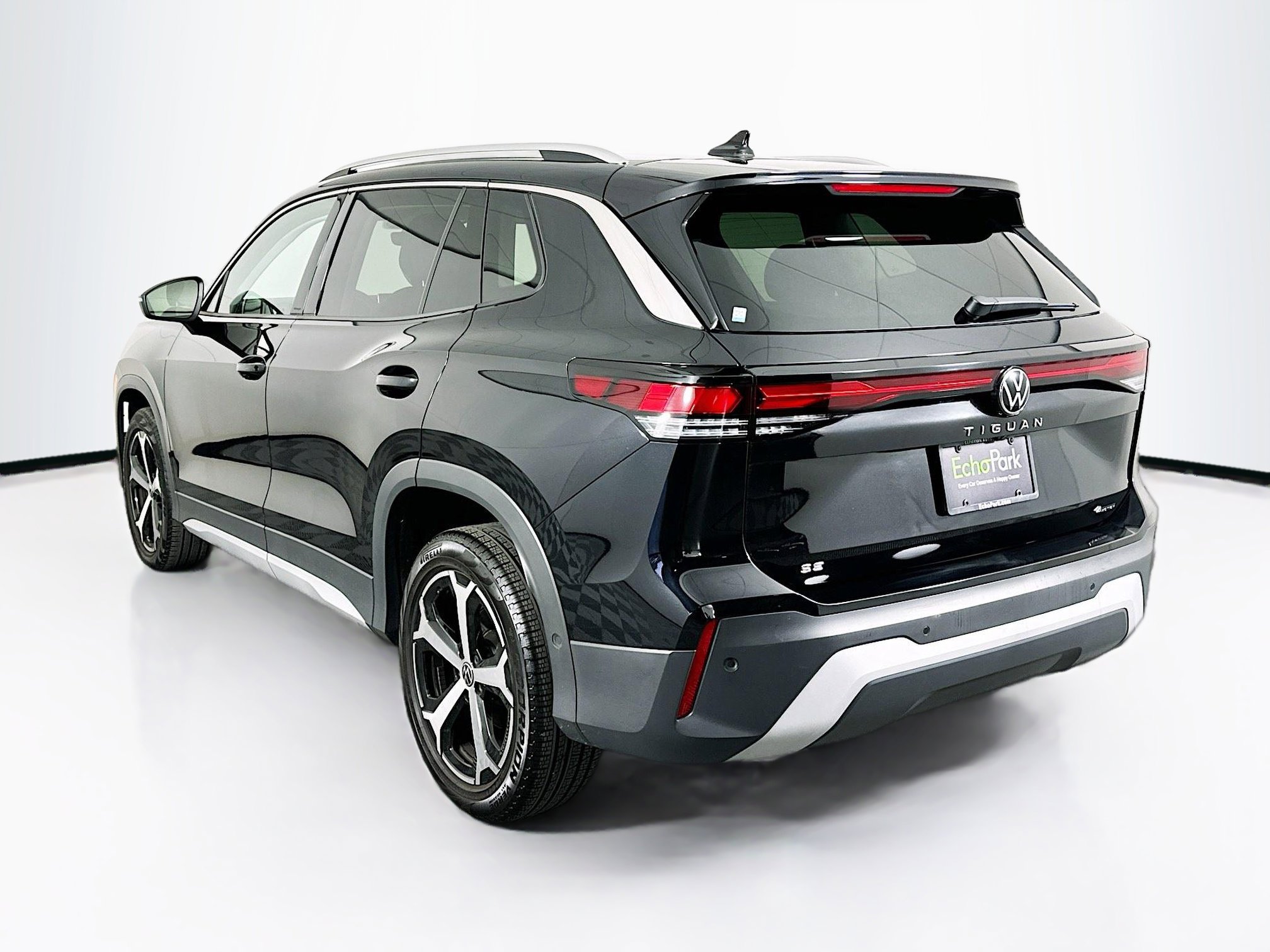 Used 2025 Volkswagen Tiguan SE image 5