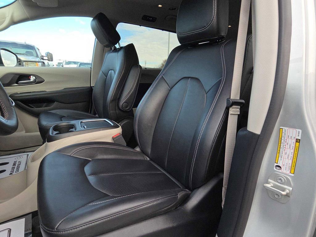 Used 2024 Chrysler Pacifica Touring-L FWD image 16