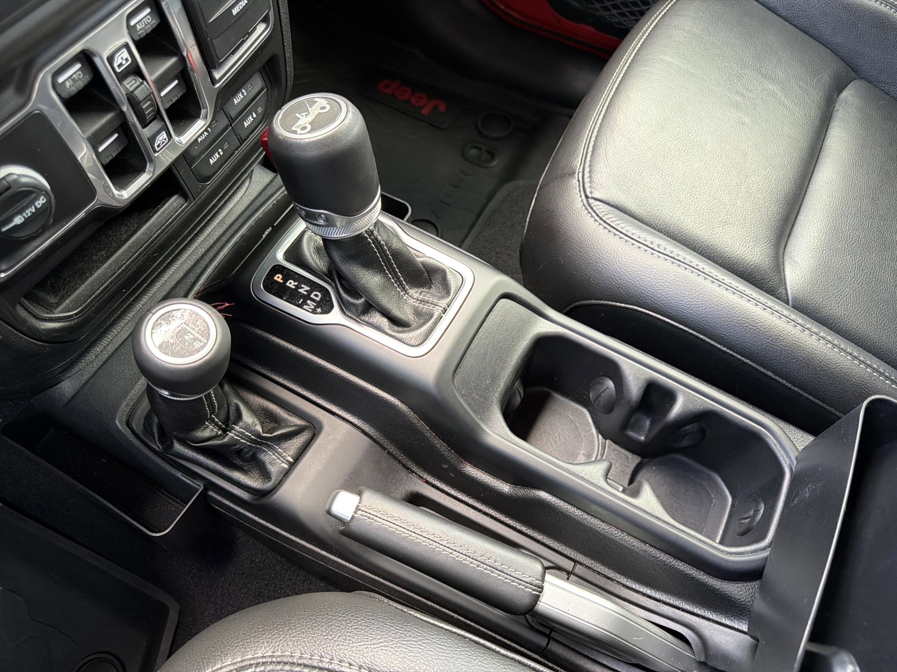 Used 2018 Jeep Wrangler Unlimited Sahara w/ Cold Weather Group image 31