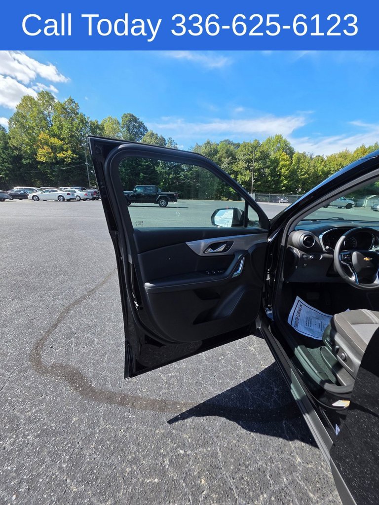 Used 2025 Chevrolet Blazer LT AWD/4WD image 7