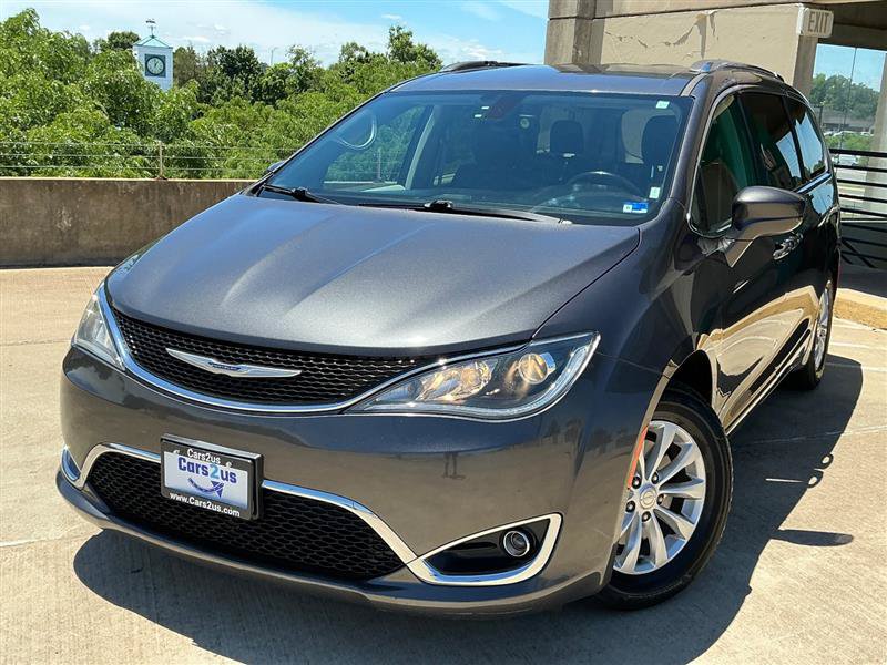 Used 2018 Chrysler Pacifica Touring-L FWD image 2
