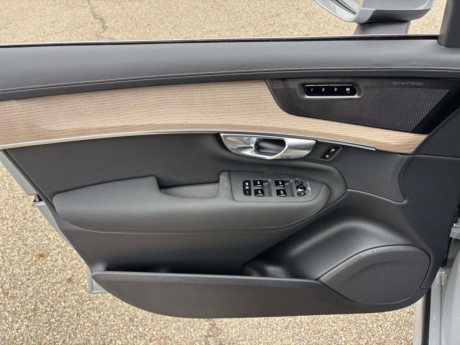 New 2026 Volvo XC90 B6 Plus w/ Protection Package Premier image 11