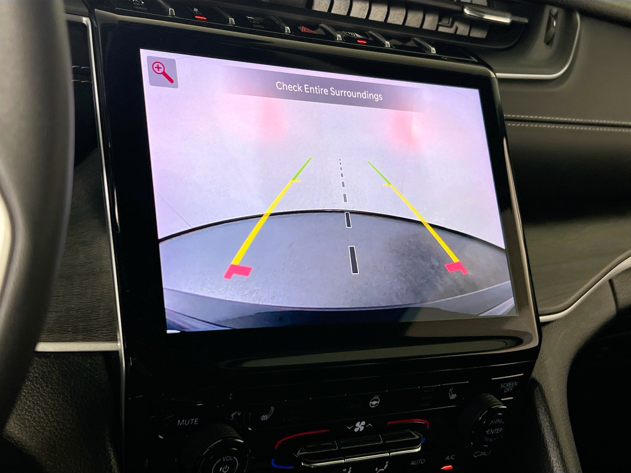 Used 2023 Jeep Grand Cherokee Limited w/ Black Appearance Package image 14