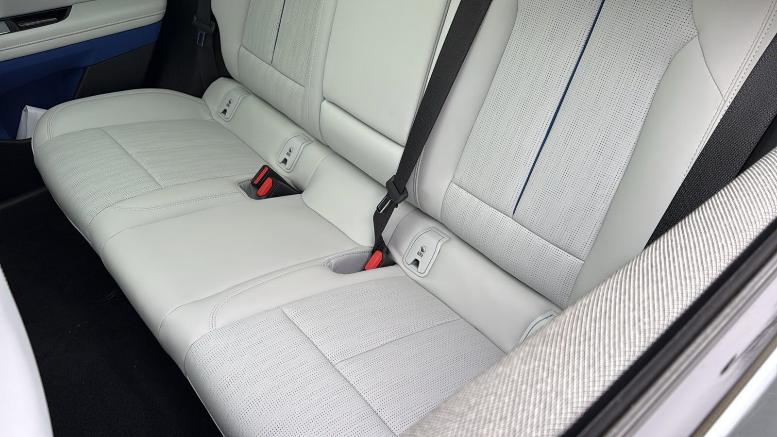 New 2026 Cadillac Optiq Luxury 2 image 29