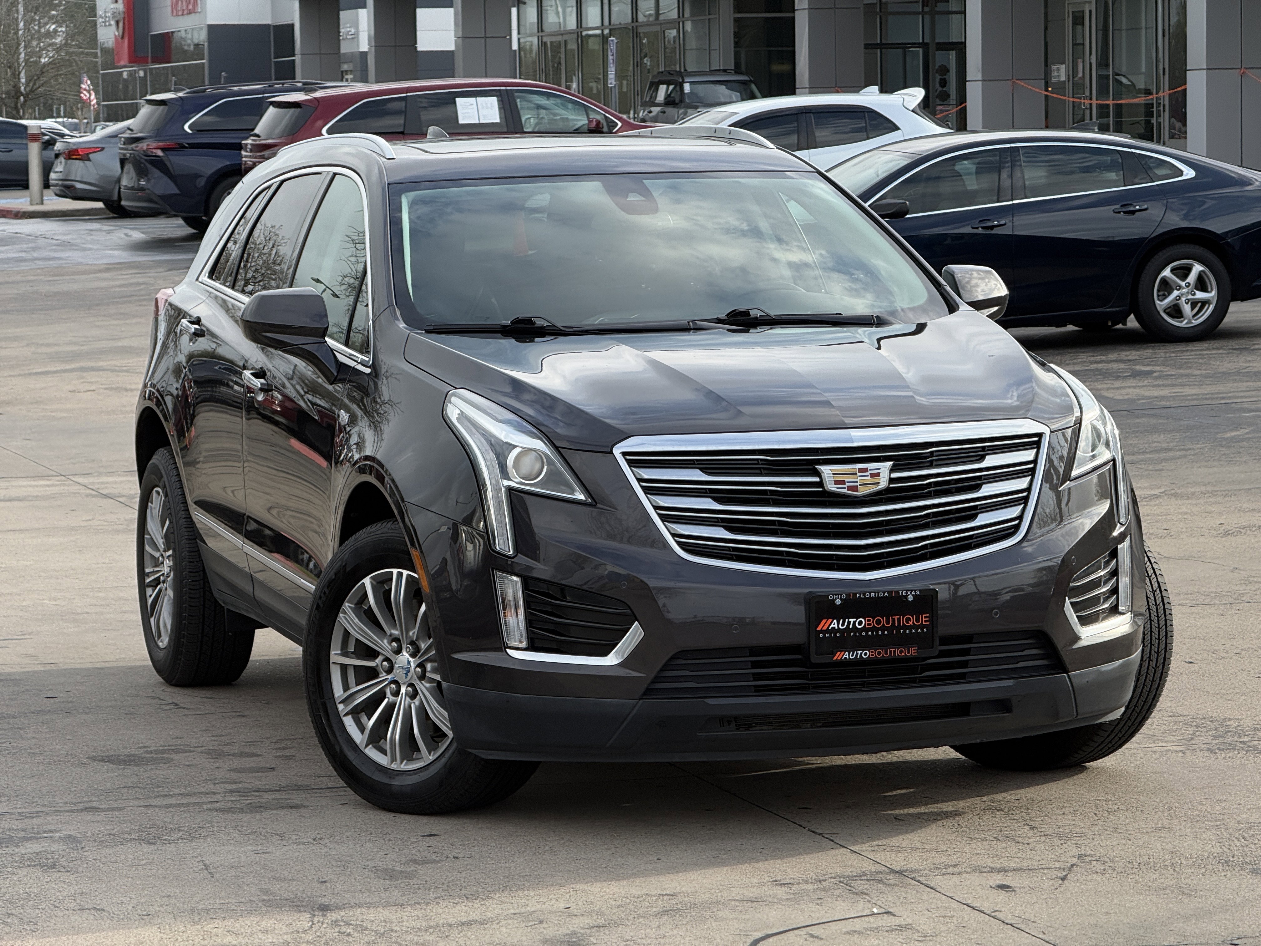 Used 2017 Cadillac XT5 Luxury w/ Driver Awareness Package FWD image 3
