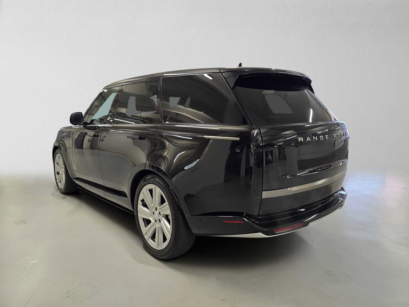 Used 2023 Land Rover Range Rover SE AWD/4WD image 3