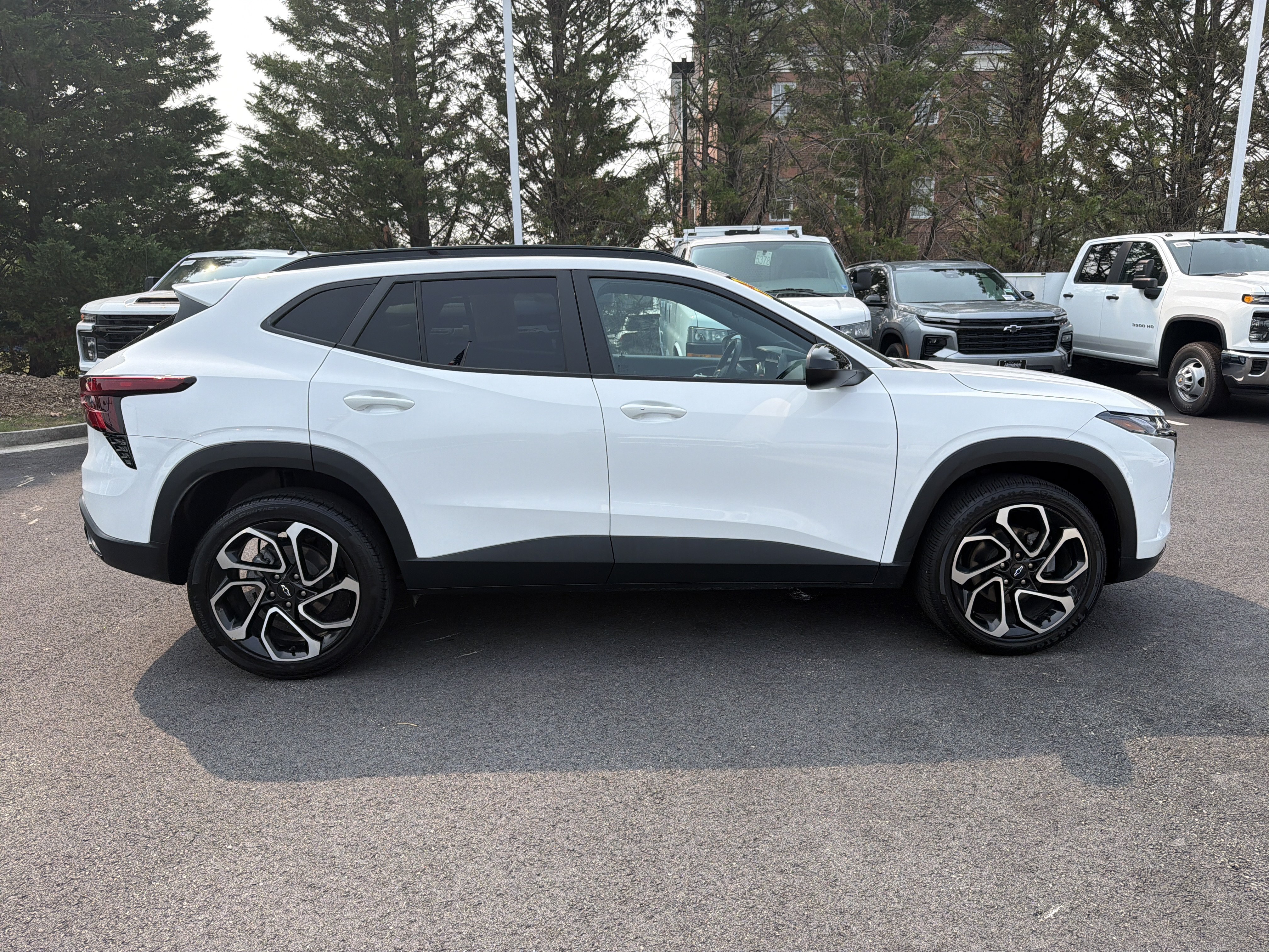 Used 2024 Chevrolet Trax RS FWD image 11