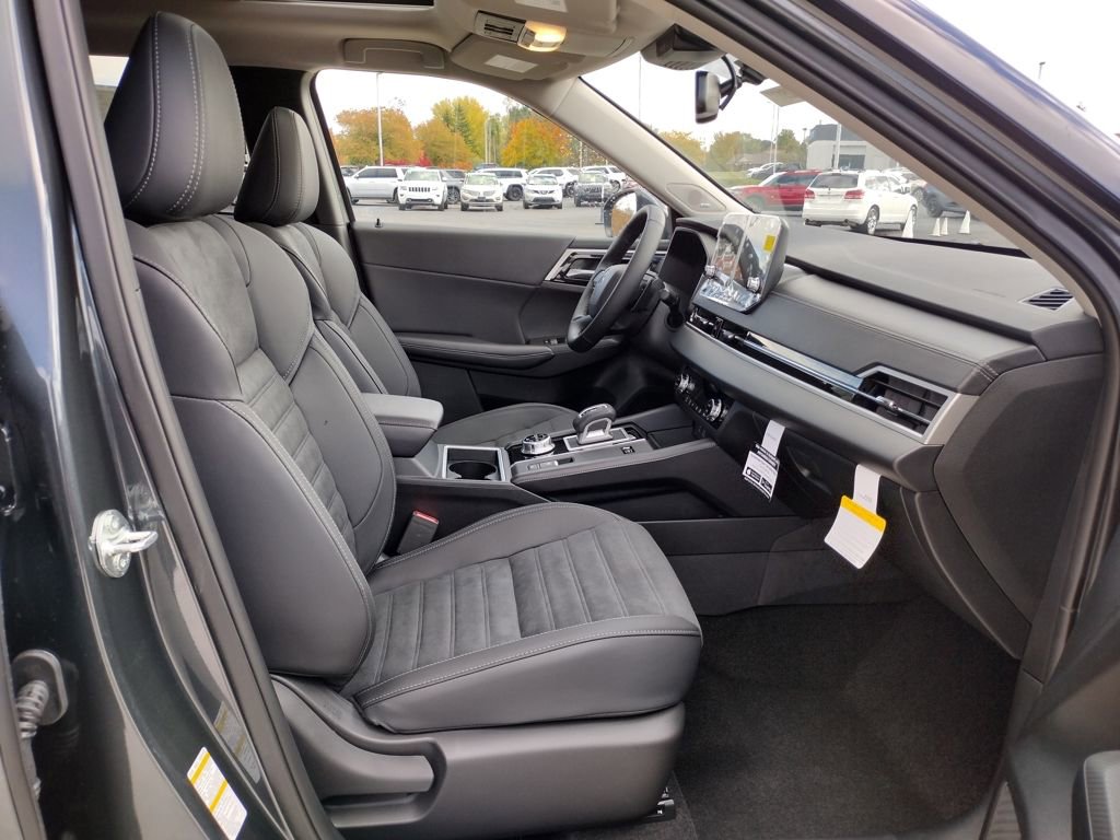 New 2025 Mitsubishi Outlander SE image 11