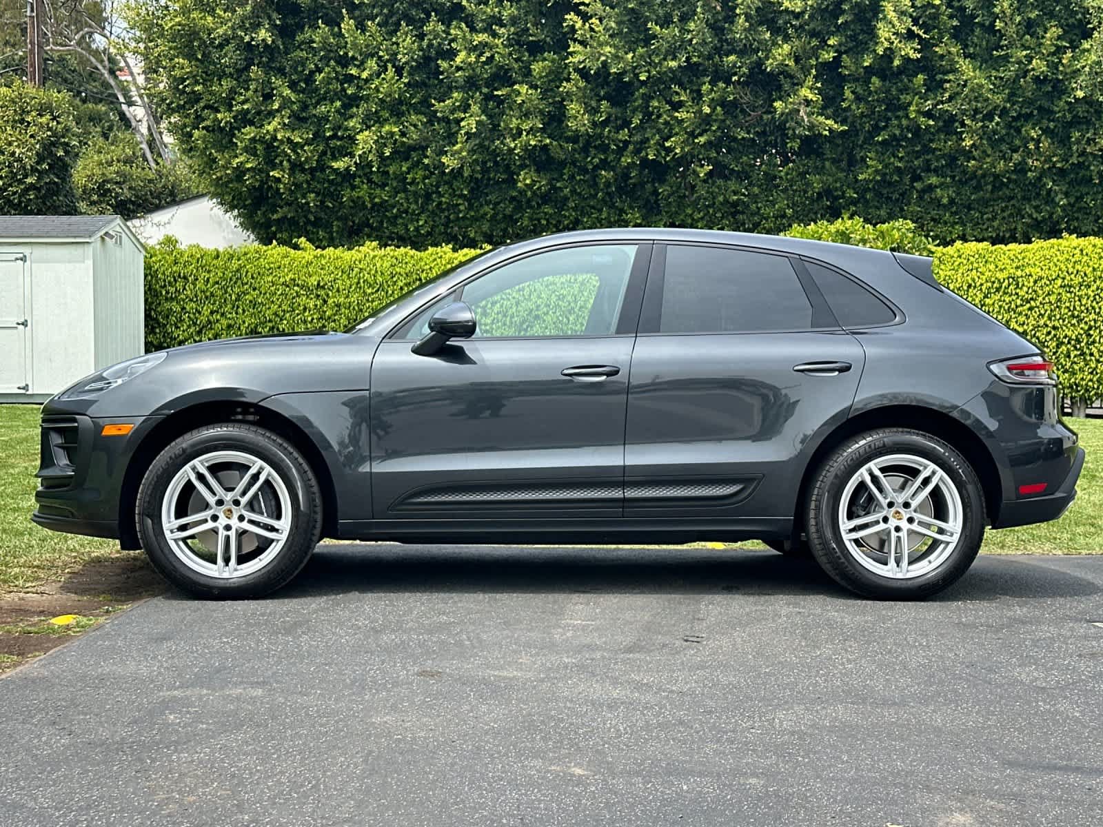 Certified 2025 Porsche Macan AWD/4WD image 2