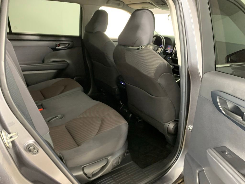 Used 2022 Toyota Highlander LE AWD/4WD image 35