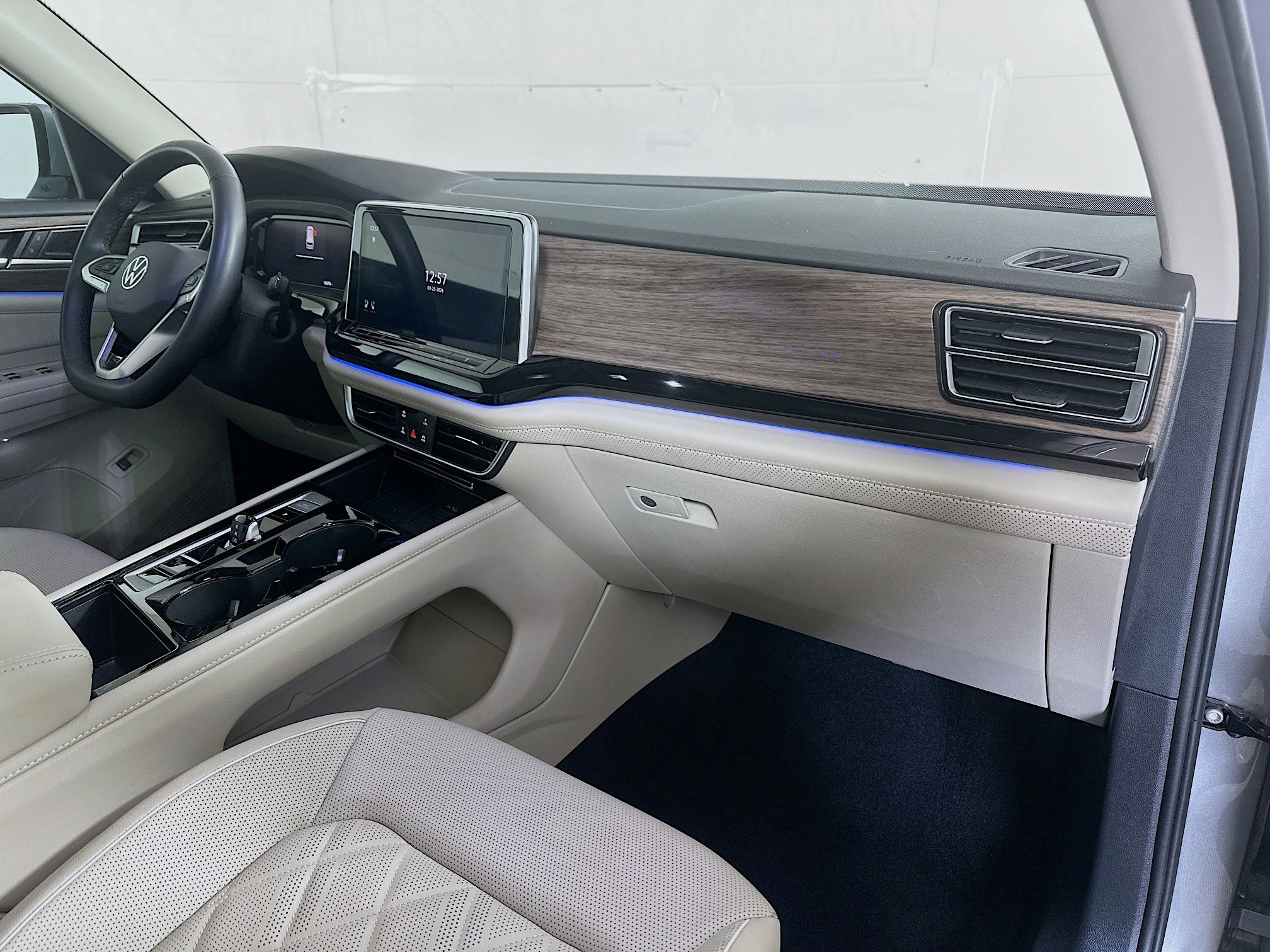 Certified 2025 Volkswagen Atlas SEL Premium R-Line image 31