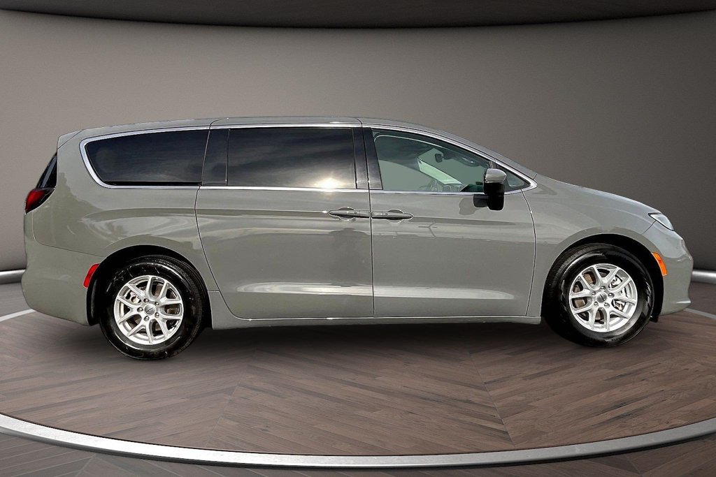 Used 2023 Chrysler Pacifica Touring-L FWD image 9