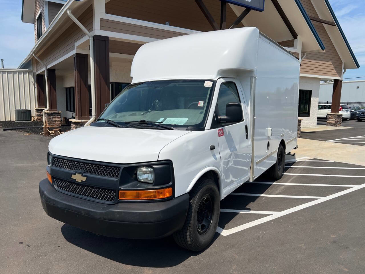 Used 2017 Chevrolet Express 3500 image 2